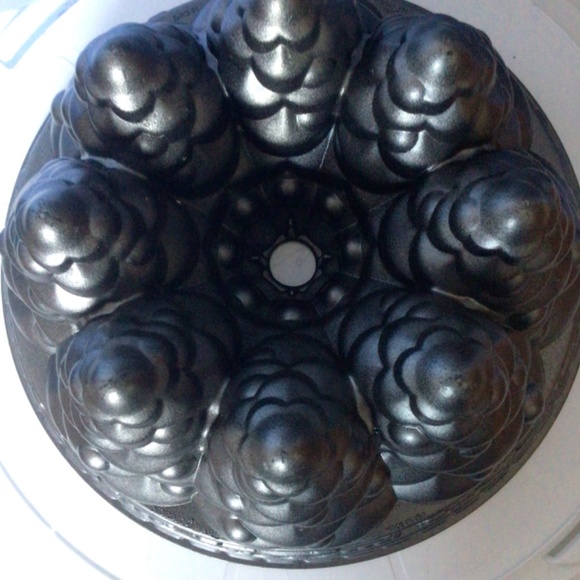 Holiday Trees🌲 Nordic Ware Premium Cast Aluminum Bundt Pan With Train Detailing - Picture 4 of 5